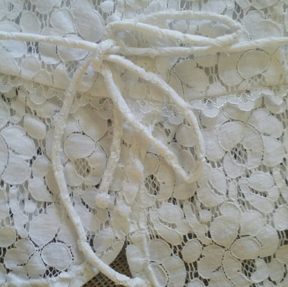 EUC Sleeveless Top Lace Top - Picture 2 of 5